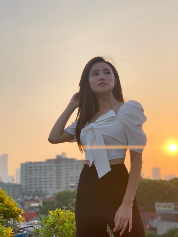 Là người thiên về nữ tính, năng động nên gu thời trang hàng ngày của cô nàng 9X khá tương đồng với khi dẫn chương trình thời tiết.