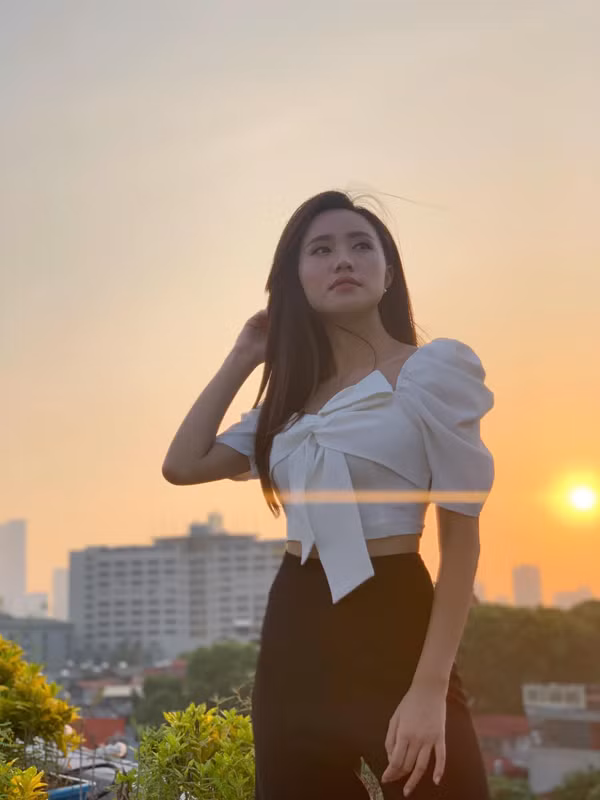 Là người thiên về nữ tính, năng động nên gu thời trang hàng ngày của cô nàng 9X khá tương đồng với khi dẫn chương trình thời tiết.