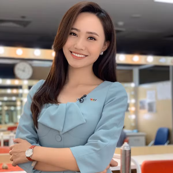 Thay vì chọn dẫn trong trường quay an toàn, không ít lần người đẹp sẵn sàng chịu khổ, chịu khó hết mình với công việc. Cụ thể, MC Xuân Anh gây chú ý khi tác nghiệp trong điều kiện khắc nghiệt của nắng nóng 50 độ C hay đến trực tiếp hiện trường ở Nam Định đưa tin về cơn bão Thần Sấm.