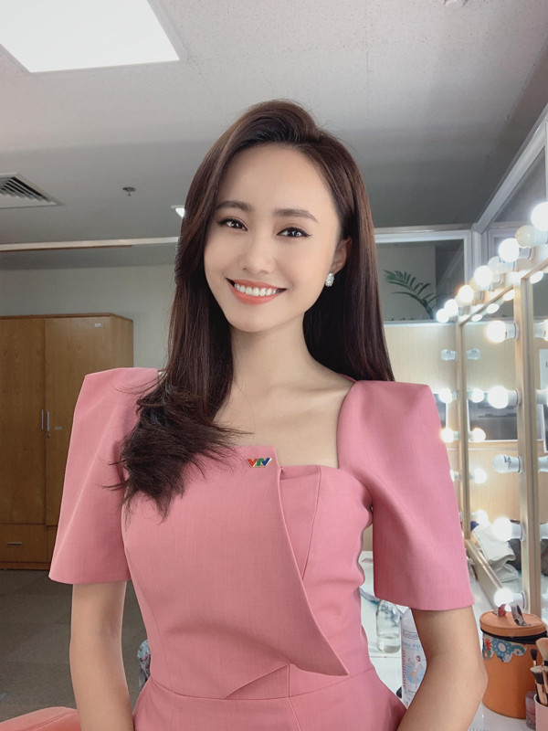 Với khán giả VTV, Xuân Anh không phải gương mặt xa lạ. Không chỉ gây ấn tượng bởi nhan sắc rạng ngời, nụ cười tỏa nắng, nữ MC còn sở hữu gu thời trang thanh lịch.