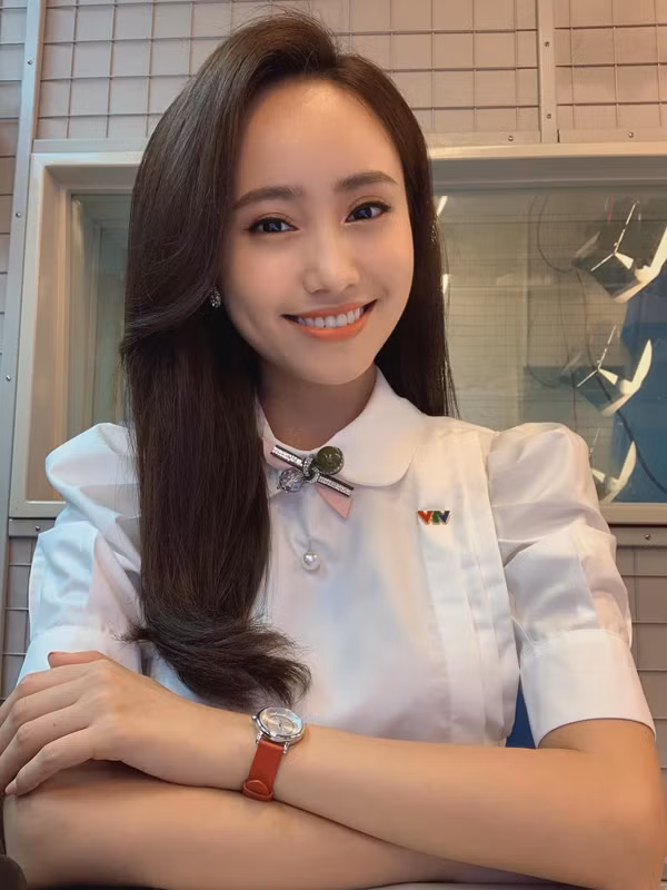 Những chiếc áo sơ mi thường được nữ MC sinh năm 1992 chưng diện.