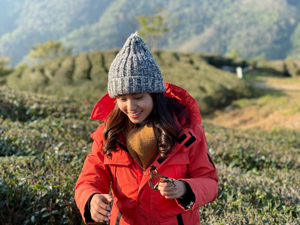 Xuất hiện trong Bản tin Thời tiết đầu năm 2021, Xuân Anh khiến người hâm mộ nể phục bởi tinh thần làm việc chuyên nghiệp, “lăn xả” trong cái rét thấu xương âm độ C của vùng núi Cao Bằng.