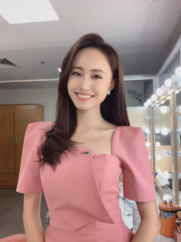 Với khán giả VTV, Xuân Anh không phải gương mặt xa lạ. Không chỉ gây ấn tượng bởi nhan sắc rạng ngời, nụ cười tỏa nắng, nữ MC còn sở hữu gu thời trang thanh lịch.