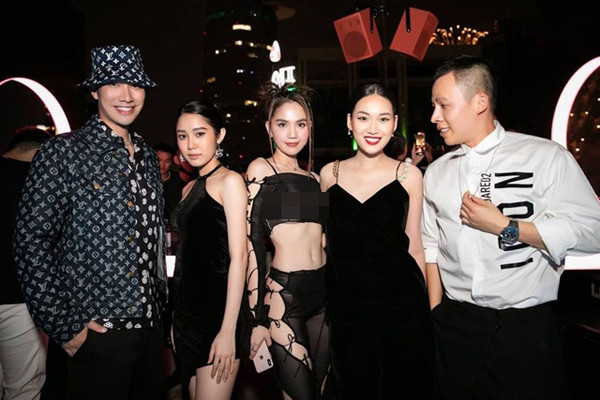 Không chỉ mặc chất liệu mỏng như cánh chuồn, bộ đồ của Ngọc Trinh còn thiếu trước hụt sau, điểm thêm những khoảng hở phơi bày da thịt.