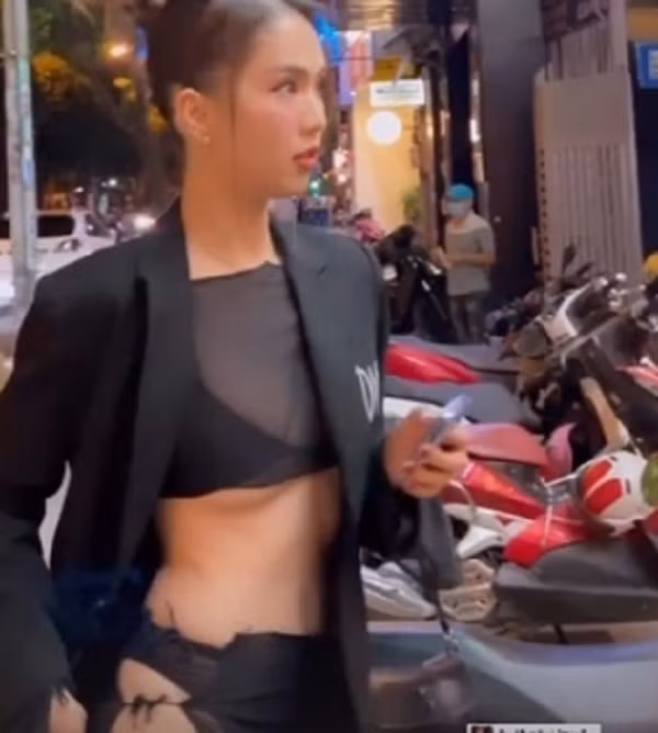 Vậy nhưng, thay vì cài cúc kín đáo. Cô nàng phanh áo tự tin rảo bước. Ảnh: Instagram nhân vật.