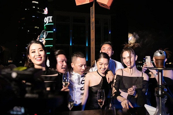 Bộ đồ giúp người đẹp sinh năm 1989 khoe trọn thân hình bốc lửa, ba vòng chuẩn mẫu.