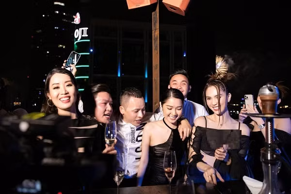 Bộ đồ giúp người đẹp sinh năm 1989 khoe trọn thân hình bốc lửa, ba vòng chuẩn mẫu.