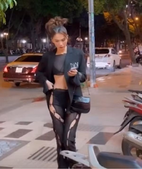 Để che chắn, cô khoác một chiếc áo cùng màu bên ngoài.