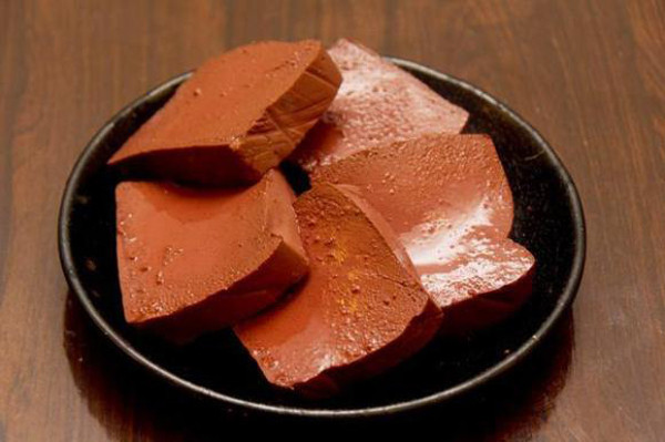 Tiết vịt. Tiết vịt cũng được xem là nguyên liệu gây mất vị nồi lẩu. Thực tế, khi thả tiết vịt vào nồi, nó sẽ làm tách dầu và gia vị trong quá trình nấu khiến ăn sẽ cảm thấy mặn hơn.