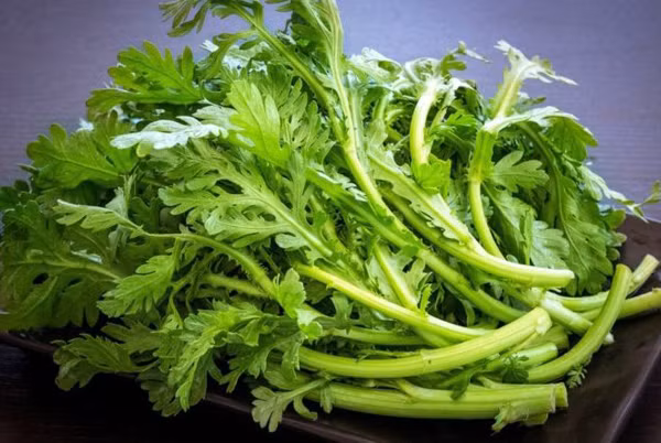 Rau cải cúc được khuyên không nên cho vào nồi lẩu sớm.