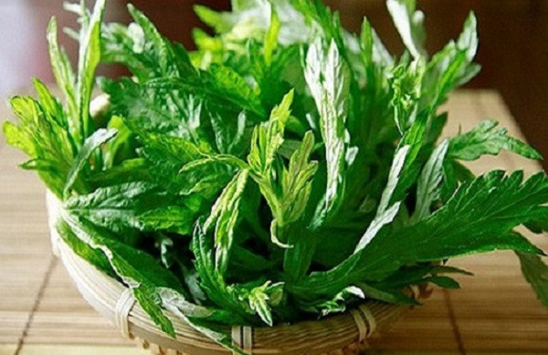 Rau ngải cứu thường được nhúng khi ăn lẩu gà. Dù vậy, nhiều người vẫn dùng ngải cứu với nhiều món lẩu khác nhau bởi lạ vị, tốt cho lưu thông máu.