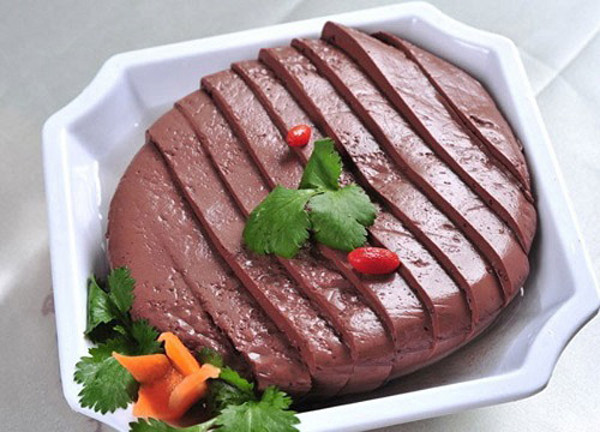 Giống như óc lợn, tiết vịt có vị tanh, dễ thôi máu thừa ra khiến nước dùng không còn ngon ngọt như trước. Thậm chí, nồi lẩu cũng có thể đổi màu.