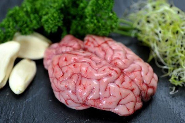 Vậy nhưng, óc lợn lại không nên cho vào nồi lẩu. Nguyên nhân bởi óc lợn sống rất tanh. Khi nhúng, mùi tanh sẽ ảnh hưởng tới các món khác. Hơn nữa, máu thừa trong óc chảy ra sẽ khiến nồi lẩu không còn bắt mắt.