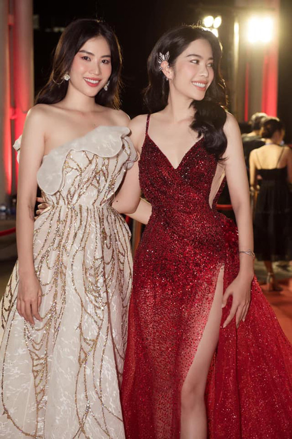 Cùng với Lệ Nam, Nam Em chọn kiểu tóc buông xõa, xoăn nhẹ nữ tính. Trang điểm nhẹ nhàng. Dù tiết chế phụ kiện đi kèm song hai người đẹp không hề lép vế trước rừng nhan sắc.