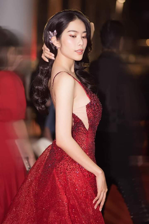  Hoa Khôi Đồng bằng Sông Cửu Long 2015 nhận được vô số lời khen nhan sắc khi lựa chọn bộ cánh tông đỏ nổi bật, tôn lên nước da trắng ngần.