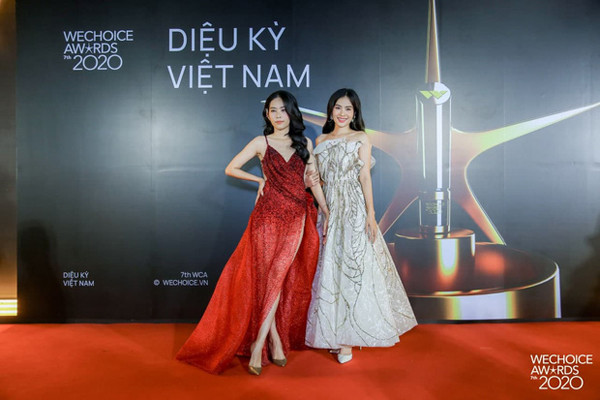 Trong khi Lãnh Thanh một mình lẻ bóng thì Nam Em mặc sexy, xuất hiện rạng ngời, xinh đẹp xuất thần bên người chị gái Lệ Nam.