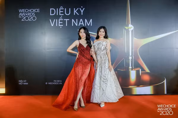 Trong khi Lãnh Thanh một mình lẻ bóng thì Nam Em mặc sexy, xuất hiện rạng ngời, xinh đẹp xuất thần bên người chị gái Lệ Nam.