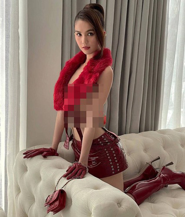 Vừa xuất hiện với trang phục thiết kế khó hiểu, cả phần thân trên độc có chiếc cổ lông thú che chắn vòng 1, người đẹp Trà Vinh tiếp tục “đốt mắt” người nhìn với loạt ảnh nóng bỏng.