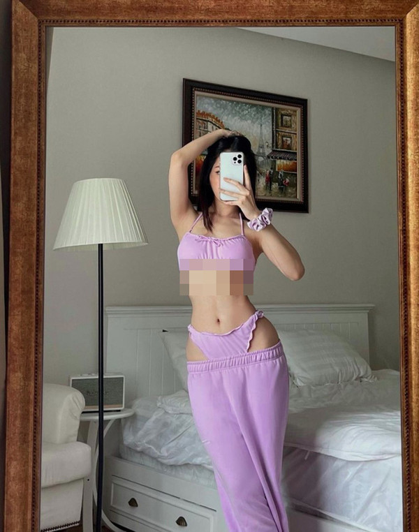 Mới đây nhất, Chi Pu gây chú ý khi “chơi lớn” với kiểu quần tụt khoe body. Bên cạnh đó, ca sĩ sinh năm 1993 cũng diện chiếc áo ngắn cũn để lộ cả chân ngực.