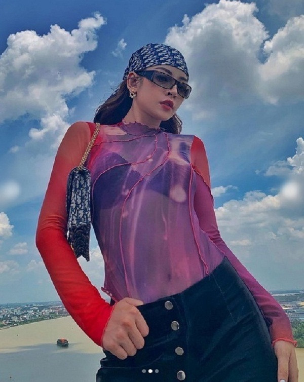 Phụ kiện khăn đội đầu, túi họa tiết của Dior không giúp Chi Pu trở nên sang chảnh. Chọn chiếc áo mỏng tang, mặc cho có khiến cô bị không ít người chê “phèn”.