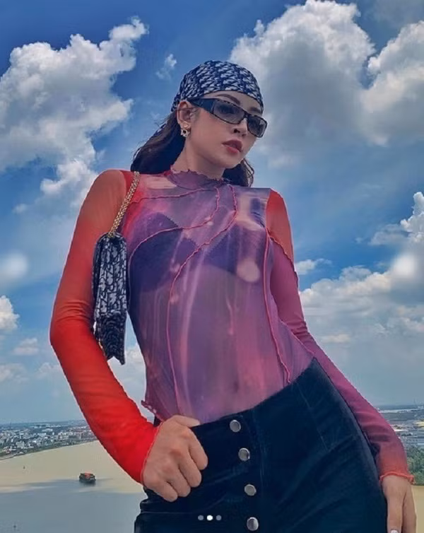 Phụ kiện khăn đội đầu, túi họa tiết của Dior không giúp Chi Pu trở nên sang chảnh. Chọn chiếc áo mỏng tang, mặc cho có khiến cô bị không ít người chê “phèn”.