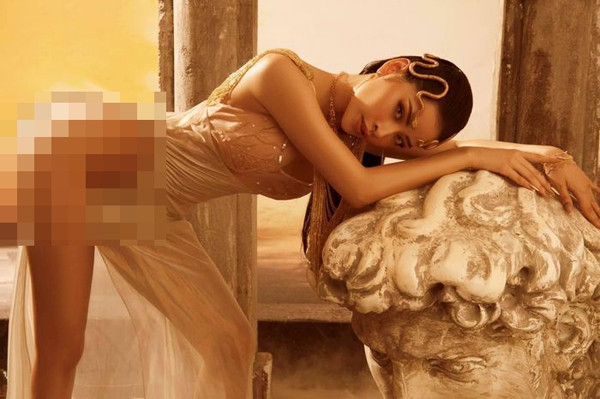 Trái ngược với sự kín đáo ban đầu, giờ đây Chi Pu ngày càng lăng xê những trang phục hở bạo. Đôi khi, khoe thân quá đà khiến cô nàng gây không ít tranh cãi.