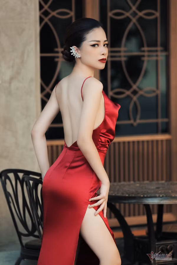 Thiết kế hở lưng cũng được Hoàng Yến ưu ái mặc nhiều. So với những mỹ nhân hở bạo, cách mặc sexy của Hoàng Yến vẫn chưa là gì song lại tạo sức lôi cuốn rất riêng. Vừa sexy vừa có phần kín đáo.