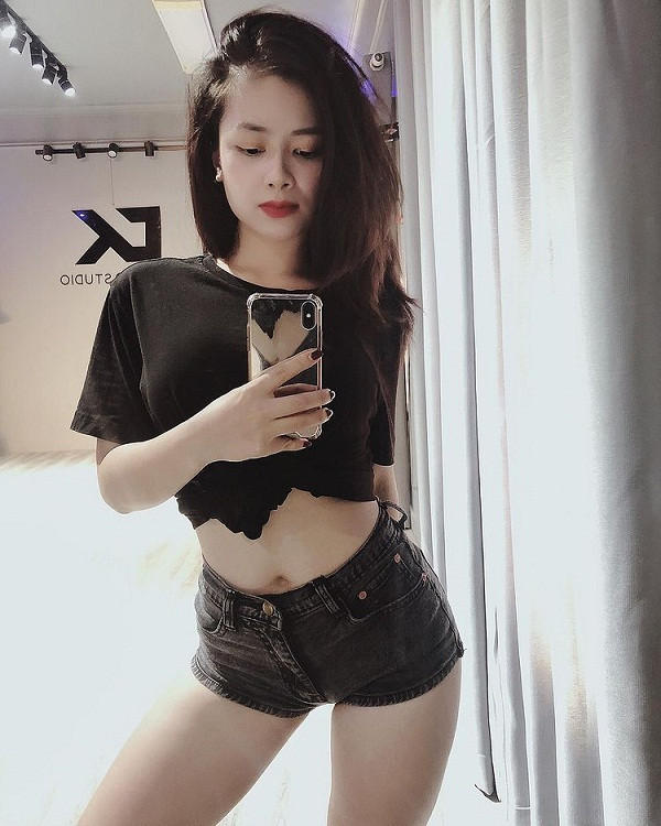 Quần ngắn kết hợp với áo croptop là items thường thấy khi lướt ảnh trang cá nhân của cô giáo.