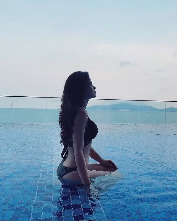 Càng ngày cô càng xuất hiện nhiều hơn với những bộ bikini nóng bỏng, táo bạo khoe đường cong cơ thể. Ảnh: Instagram nhân vật.