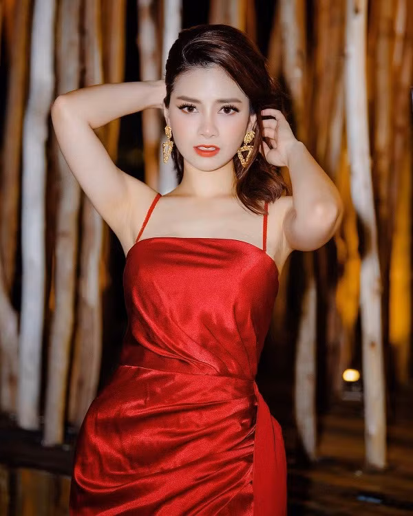 Giản dị, mộc mạc trong Sao Nhập Ngũ là thế, ngoài đời nữ ca sĩ lại sở hữu gu ăn mặc sexy, quyến rũ hoàn toàn khác biệt với hình ảnh thân quen trong chương trình quân đội.