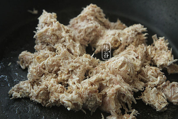 Bước 2, gọt vỏ khoai môn, bào sợi nhỏ. Cho một ít dầu ăn vào chảo, đổ khoai môn bào sợi vào xào trên lửa nhỏ đến khi chín đạt chừng 80%.