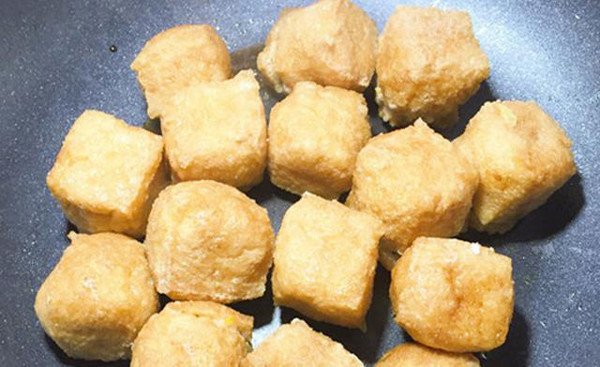 Nên chọn những bìa đậu dày dặn, không nên chọn đậu hũ quá nhỏ.