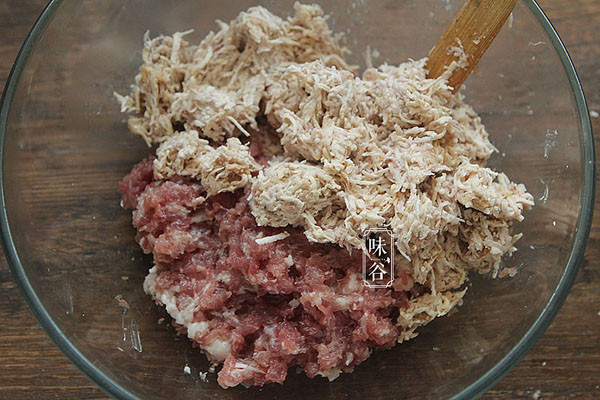 Bước 3, tiếp tục cho thịt vào đảo đều cùng khoai môn.