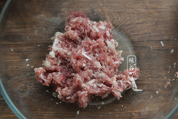 Bước 1, băm nhỏ phần thịt đã chuẩn bị. Cho dầu hào, muối, tinh bột vào trộn đều.