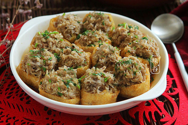 Bề dày văn hóa ẩm thực mấy ngàn năm nên người Trung Quốc có vô số lựa chọn món ăn trong những ngày tết đến xuân về. Giữa hàng tá món, người dân nước này vẫn không quên làm đậu phụ nhồi thịt để thưởng thức.