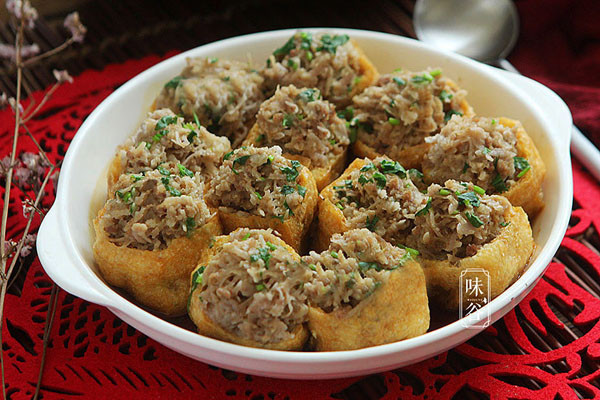 Sau công đoạn nhồi, cho đậu lên nồi hấp cách thủy. Món ăn đạt chuẩn khi miếng đậu không nát, phần nhân dậy mùi thơm. Cắn một miếng, người ăn sẽ cảm nhận được vị thơm bùi lan tỏa khắp miệng.