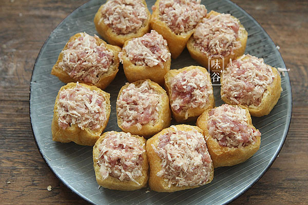 Bước 5, nhồi thịt vào từng miếng đậu phụ. Sau khi nhồi, nhớ dùng thìa dằm lên bề mặt để thịt phân tán đều, nhẵn nhìn đẹp mắt.