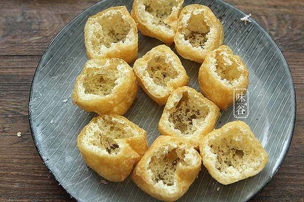 Bước 4, rán đậu vàng giòn. Dùng tay loại bỏ phần ruột, chỉ để lại phần vỏ vàng giòn bên ngoài. Chú ý, đậu phụ càng làm rỗng thì càng có nhiều diện tích để nhồi thịt.