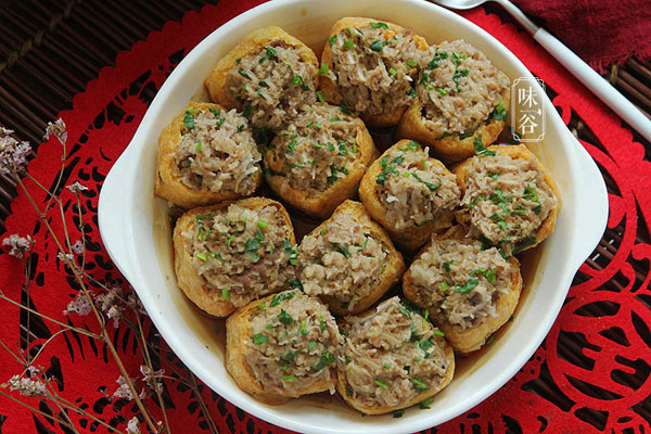 Được làm từ những nguyên liệu phổ biến, giá rẻ nhưng đậu phụ nhồi thịt vẫn được ưu ái xuất hiện trên bữa tiệc giao thừa. Nguyên nhân bởi ngoài giá trị dinh dưỡng, tên món ăn được phát âm “zhao cai zin bao” còn có ý nghĩa là may mắn, nhiều tiền.