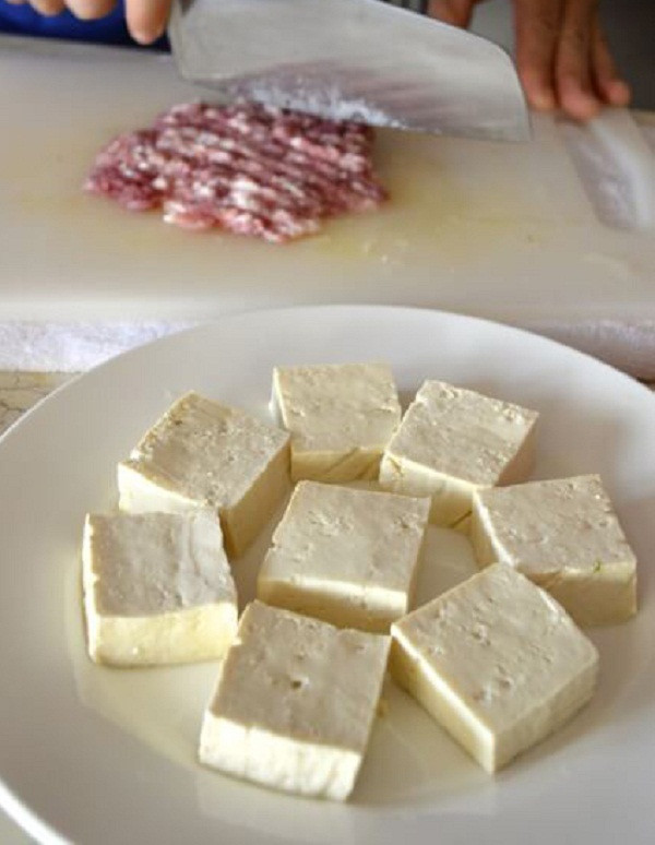 Trước khi chế biến, bạn cần chuẩn bị sẵn 100g thịt lợn, 9 miếng đậu to chừng 3 ngón tay, khoai môn, 1 thìa dầu hào, 1 thìa xì dầu, 1 thìa cà phê muối, 2 thìa cà phê tinh bột, hành lá vừa đủ.