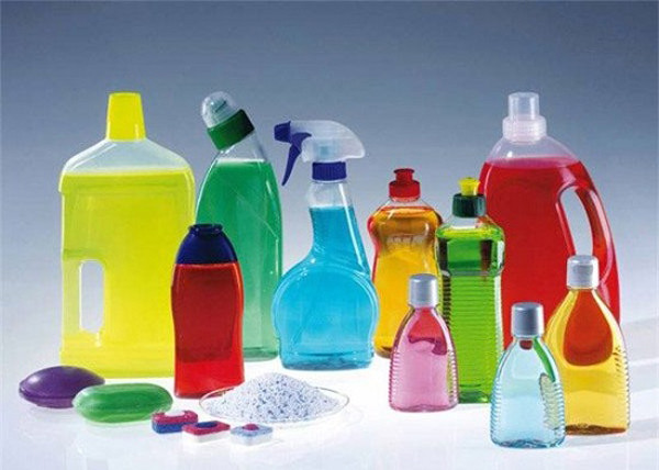 Chất tẩy rửa. Các sản phẩm vệ sinh như chất tẩy rửa, thuốc diệt côn trùng, đuổi muỗi cũng không nên dùng khi mang thai. Lý do bởi chúng chứa nhiều thành phần hóa học phức tạp. Người bình thường tiếp xúc nhiều cũng gây hại, chưa nói đến phụ nữ mang thai.