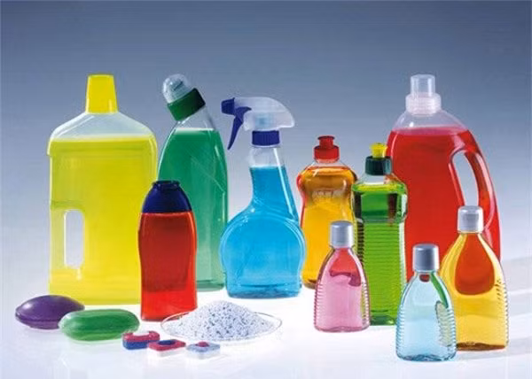 Chất tẩy rửa. Các sản phẩm vệ sinh như chất tẩy rửa, thuốc diệt côn trùng, đuổi muỗi cũng không nên dùng khi mang thai. Lý do bởi chúng chứa nhiều thành phần hóa học phức tạp. Người bình thường tiếp xúc nhiều cũng gây hại, chưa nói đến phụ nữ mang thai.