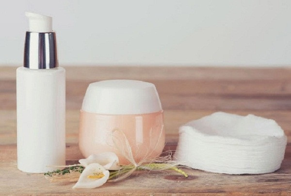 Ngoài việc hạn chế sử dụng mỹ phẩm, bạn còn nên hạn chế tiếp xúc với chúng. Nguyên nhân bởi không chỉ hấp thụ qua da, nhiều hóa chất còn đi vào cơ thể thông qua đường hô hấp, vô tình ảnh hưởng đến sức khỏe trẻ.