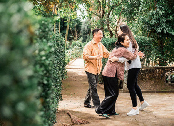 Chong chu dong de nghi toi ve que an Tet de lam dieu ghe tom nay
