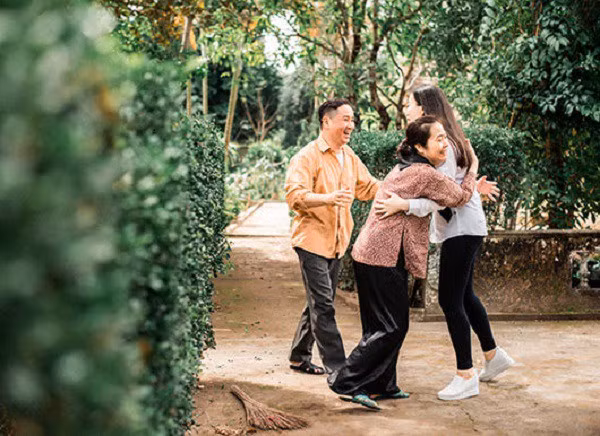 Chong chu dong de nghi toi ve que an Tet de lam dieu ghe tom nay