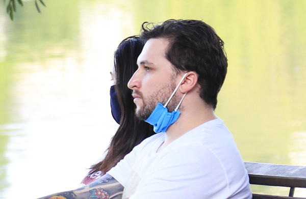 Đeo đối phó. Dịch bệnh bùng phát, nhiều nơi đông người, phương tiện giao thông công cộng yêu cầu bắt buộc phải đeo khẩu trang. Thế nhưng, không ít người lại đeo đối phó, kéo khẩu trang xuống cằm hoặc cầm ở tay khi nào được nhắc thì đeo. Thực tế, đeo khẩu trang nhưng lại kéo xuống cằm khiến mũi không được che chắn, không mang lại tác dụng phòng bệnh.