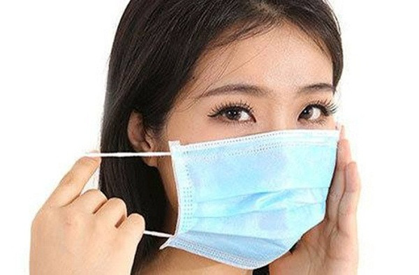 Bên cạnh đó, đeo khẩu trang ngay sau khi xịt cồn, khẩu trang còn ướt có thể gây khó thở, khó chịu. Một số trường hợp, người đeo còn có thể bị mẩn đỏ và ngứa do dị ứng trên mặt.