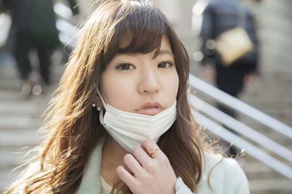 Trong khi đó, cầm khẩu trang ở tay còn khiến nguy cơ nhiễm bệnh cao hơn nhiều. Nguyên nhân bởi quá trình hoạt động, tay chân có khả năng nhiễm lượng lớn virus, bụi bẩn. Từ tay, virus nhanh chóng lan ra khẩu trang, đưa lên mũi miệng.