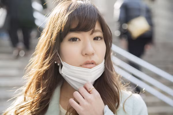 Trong khi đó, cầm khẩu trang ở tay còn khiến nguy cơ nhiễm bệnh cao hơn nhiều. Nguyên nhân bởi quá trình hoạt động, tay chân có khả năng nhiễm lượng lớn virus, bụi bẩn. Từ tay, virus nhanh chóng lan ra khẩu trang, đưa lên mũi miệng.