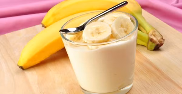 Ăn chuối với sữa chua cũng không được khuyến khích. Nhất là những người có đường tiêu hóa kém, việc ăn chuối như vậy dễ gây đau bụng.